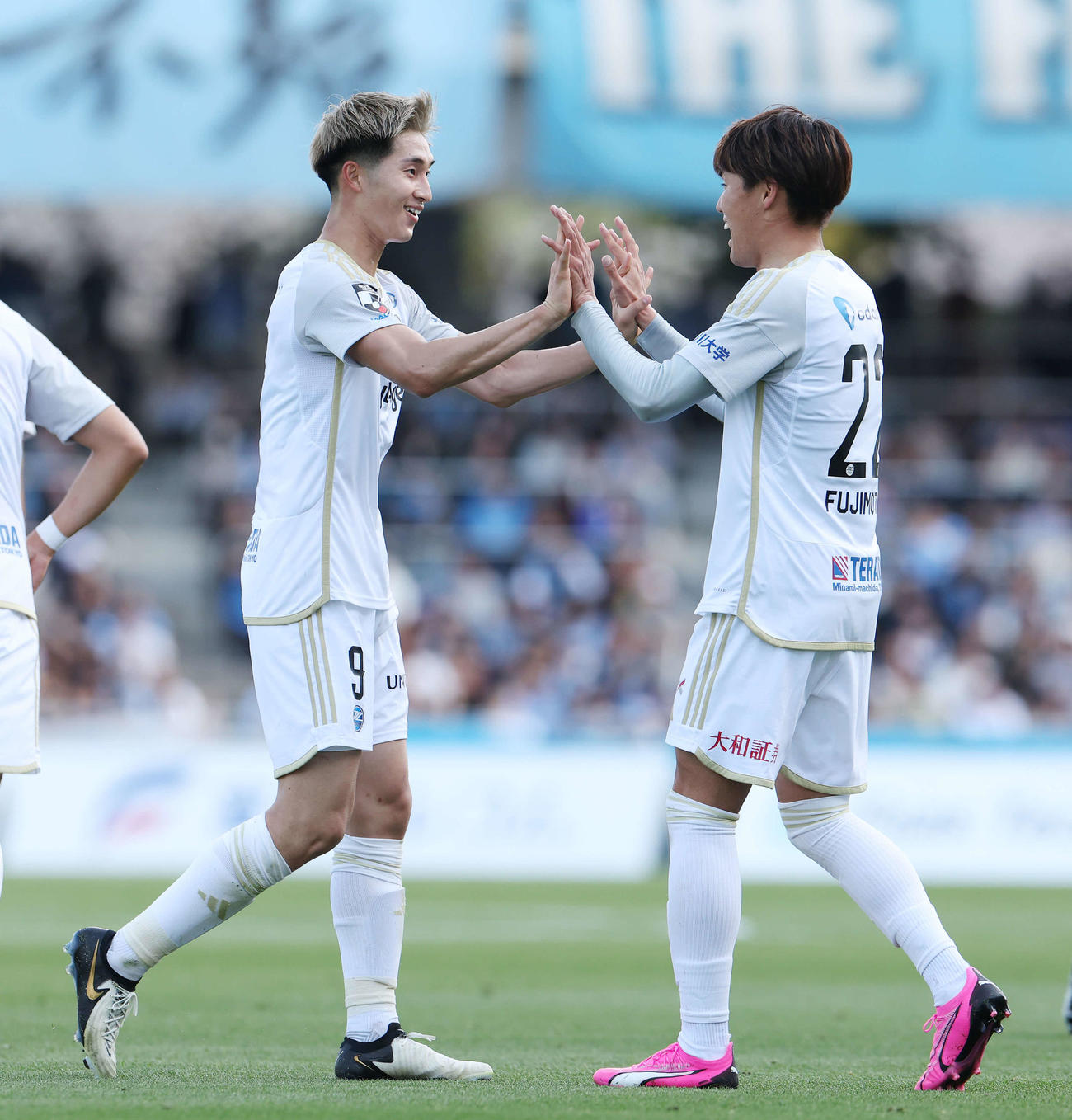 川崎F対町田　前半、ゴールを決め、アシストした町田藤本（右）と笑顔でタッチする藤尾（撮影・宮地輝）