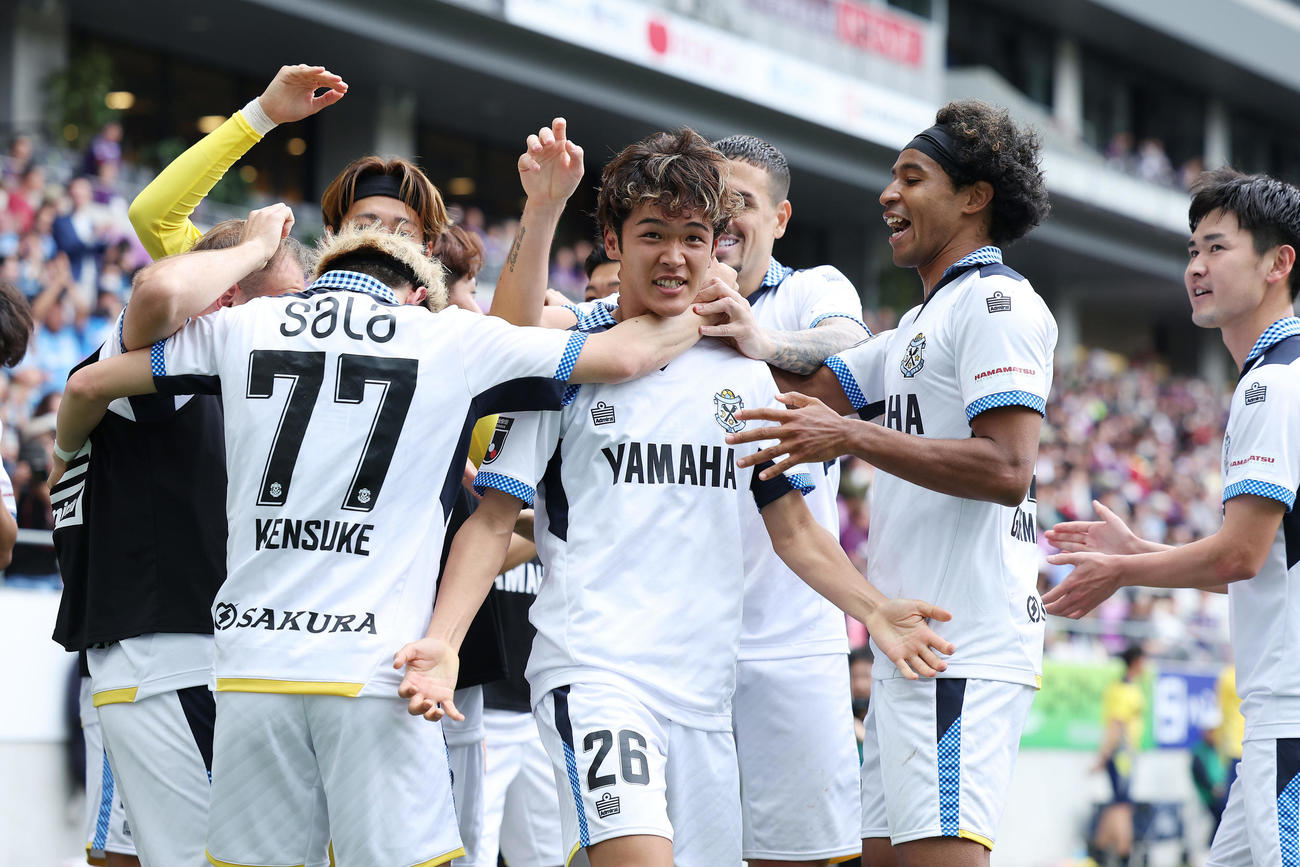 京都対磐田　後半、先制ゴールを決めチームメートの祝福を受ける磐田西久保（中央）（撮影・前田充）