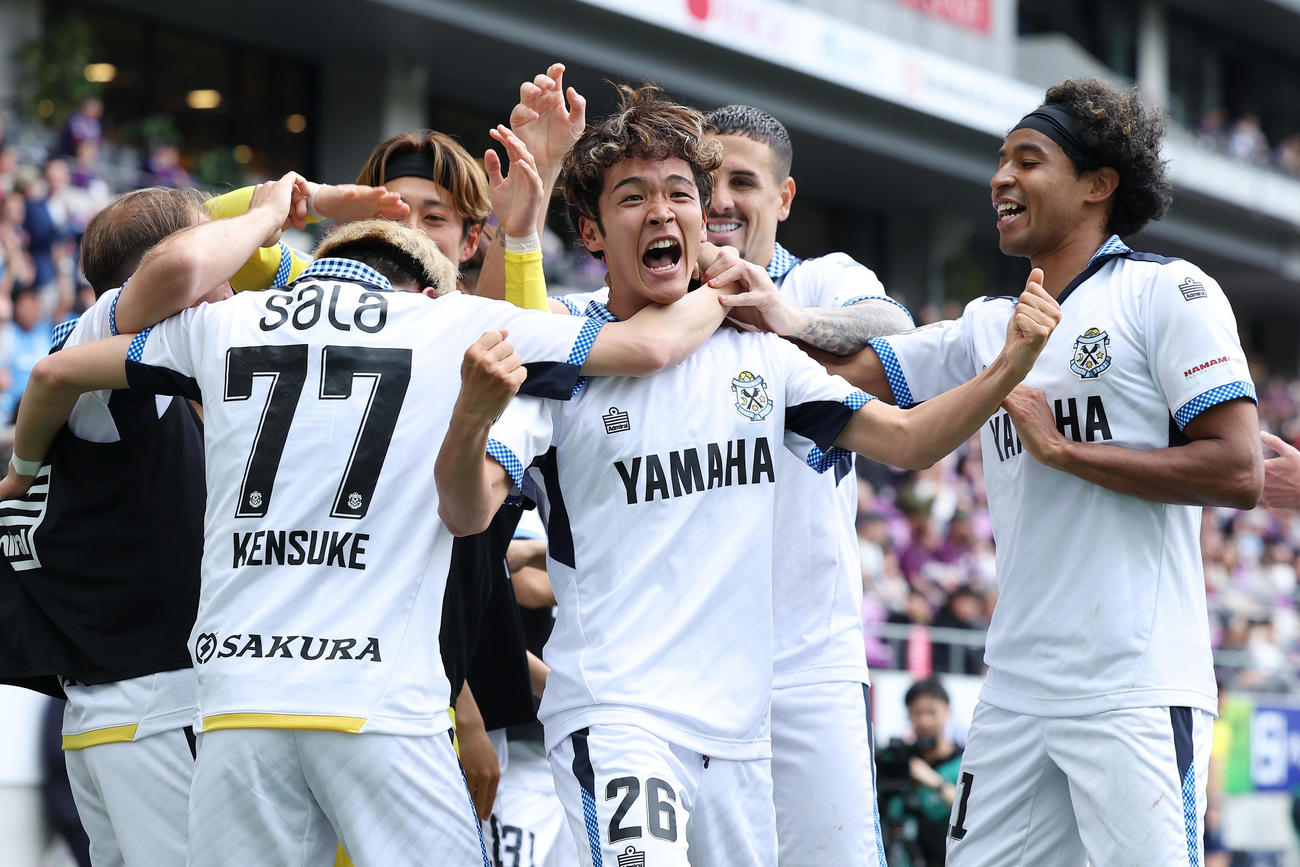 京都対磐田　後半、先制ゴールを決めチームメートの祝福を受ける磐田西久保（中央）（撮影・前田充）