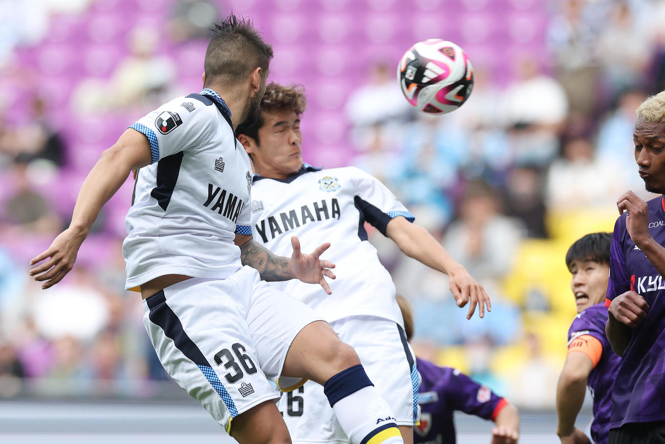 京都対磐田　後半、CKに頭で合わせ先制ゴールを決める磐田西久保（左から2人目）（撮影・前田充）