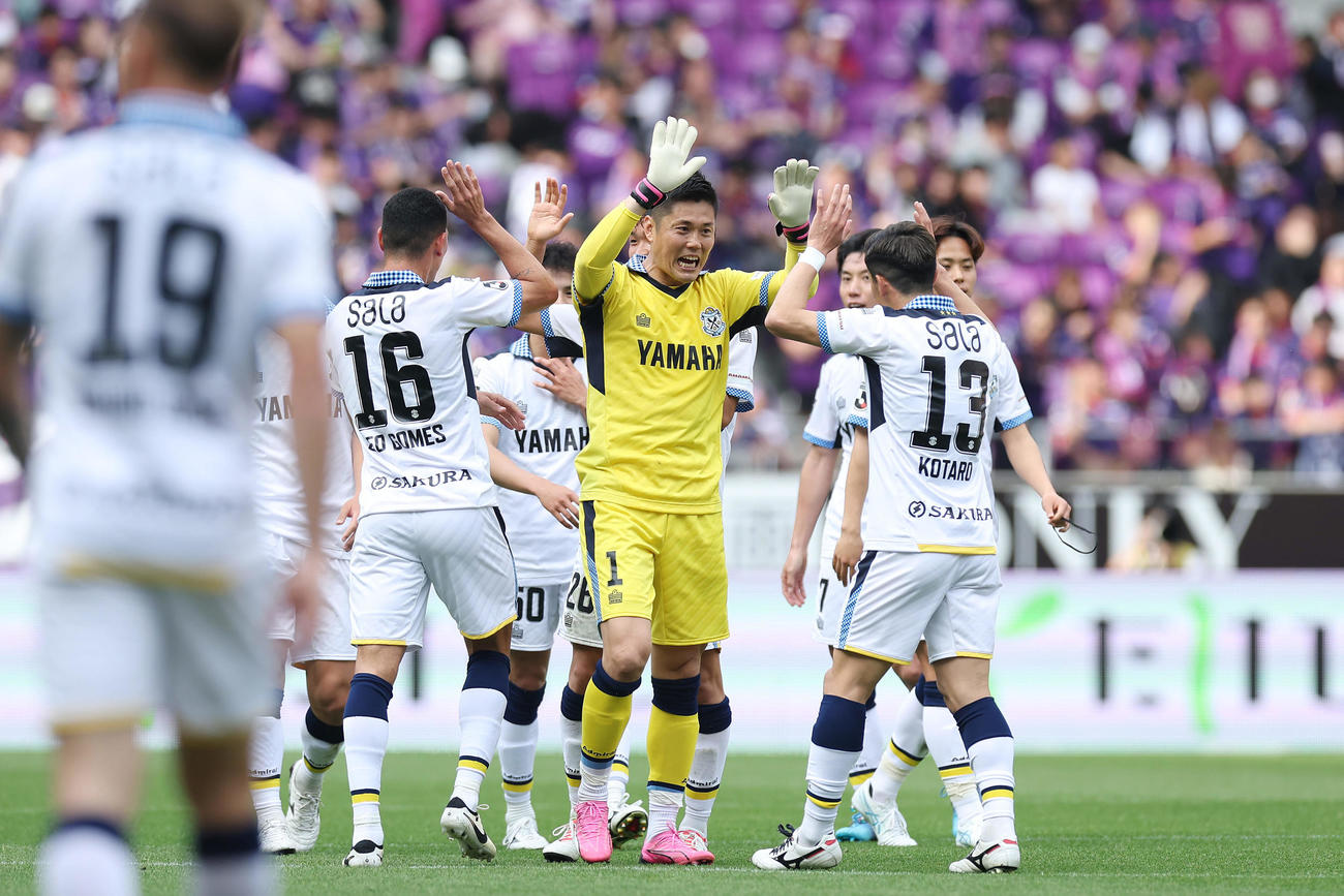 京都対磐田　京都に勝利し喜ぶGK川島（中央）ら磐田の選手たち（撮影・前田充）