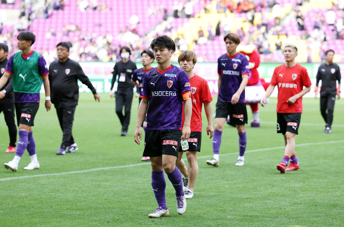 京都対磐田　磐田に敗れ悔しそうに引き揚げる川崎（中央）ら京都の選手たち（撮影・前田充）