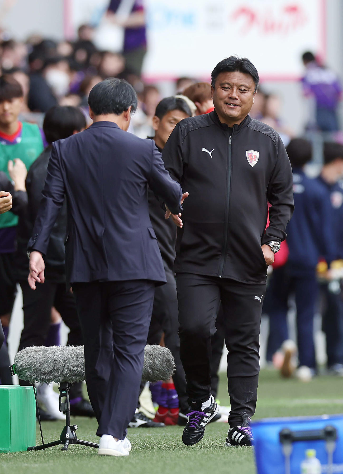 京都対磐田　試合後、磐田横内監督（左）と握手を交わす京都曺監督（撮影・前田充）