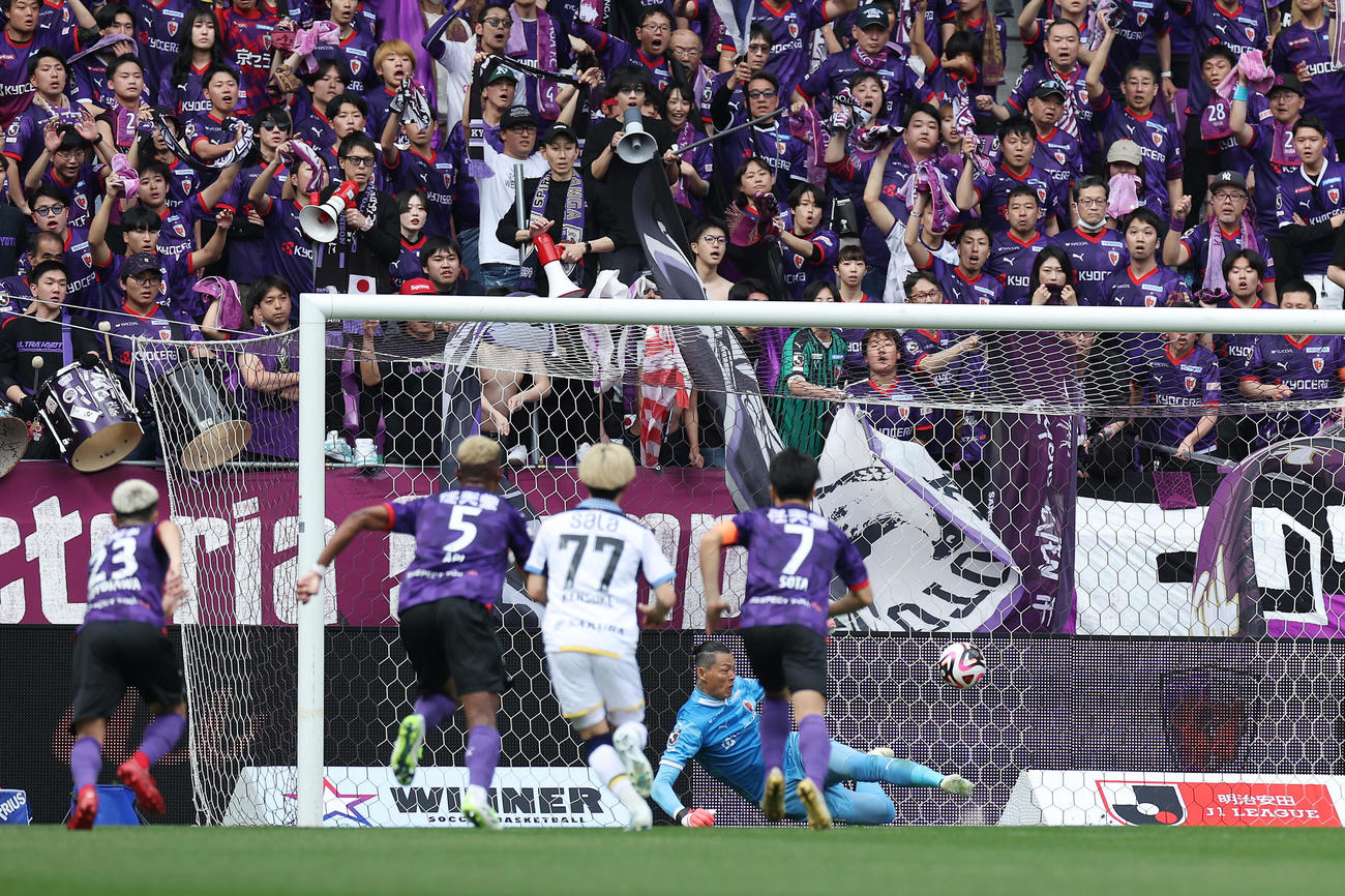 京都対磐田　前半、磐田マテウス・ペイショットのPKを止める京都GKク・ソンユン（下）（撮影・前田充）