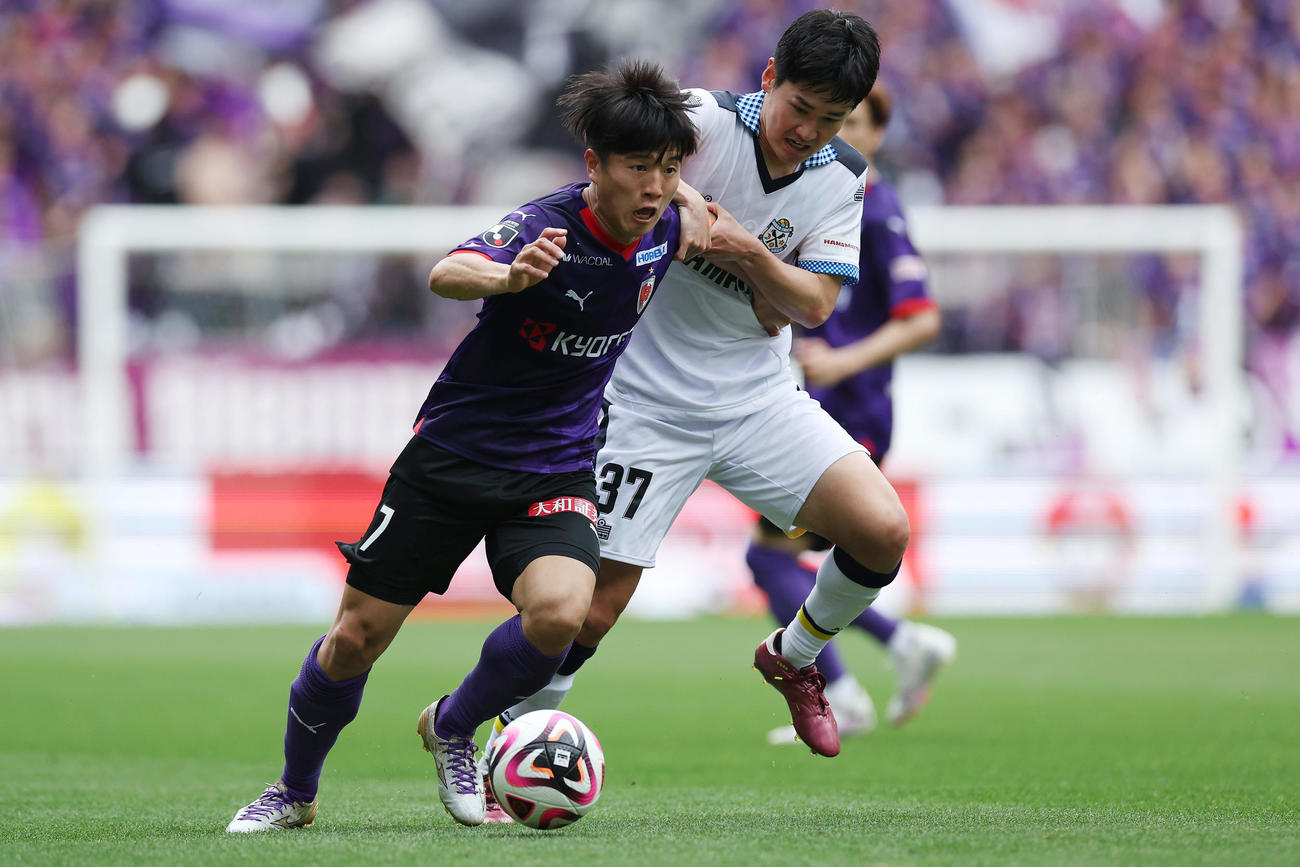 京都対磐田　前半、ドリブルで攻め上がる京都川崎。右は磐田平川（撮影・前田充）