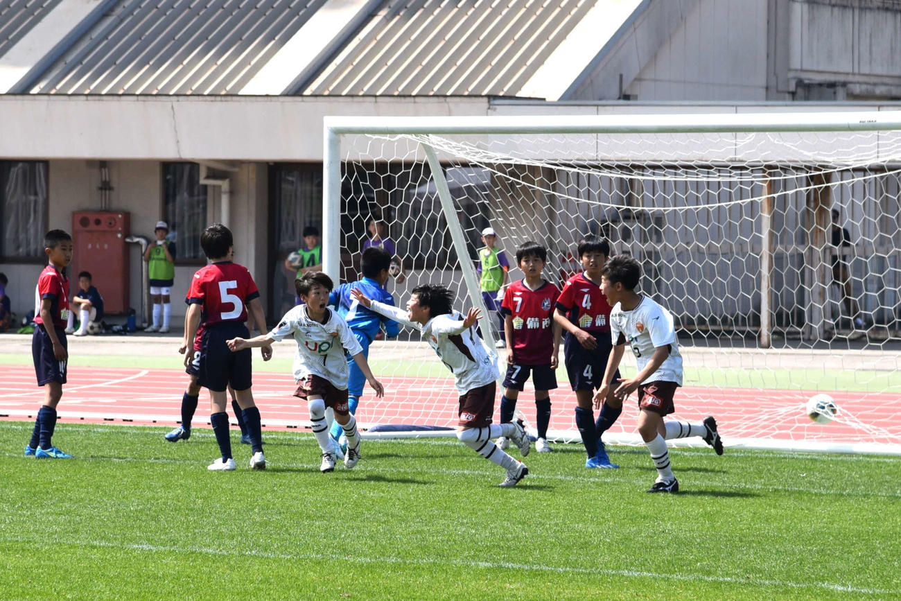 準決勝のファジアーノ岡山U－12戦で勝ち越しゴールが決まり、喜びを爆発させるレノファ山口FCの選手たち