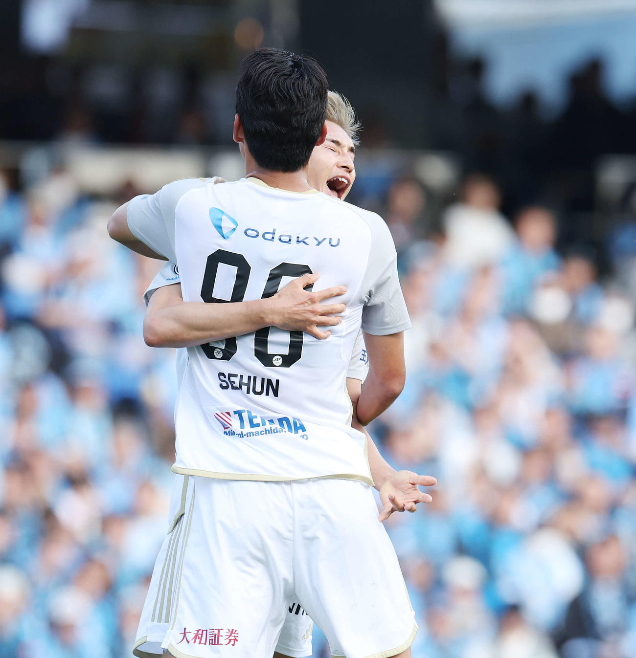 川崎F対町田　前半、ゴールを決め、喜ぶ町田藤尾（後方）（撮影・宮地輝）