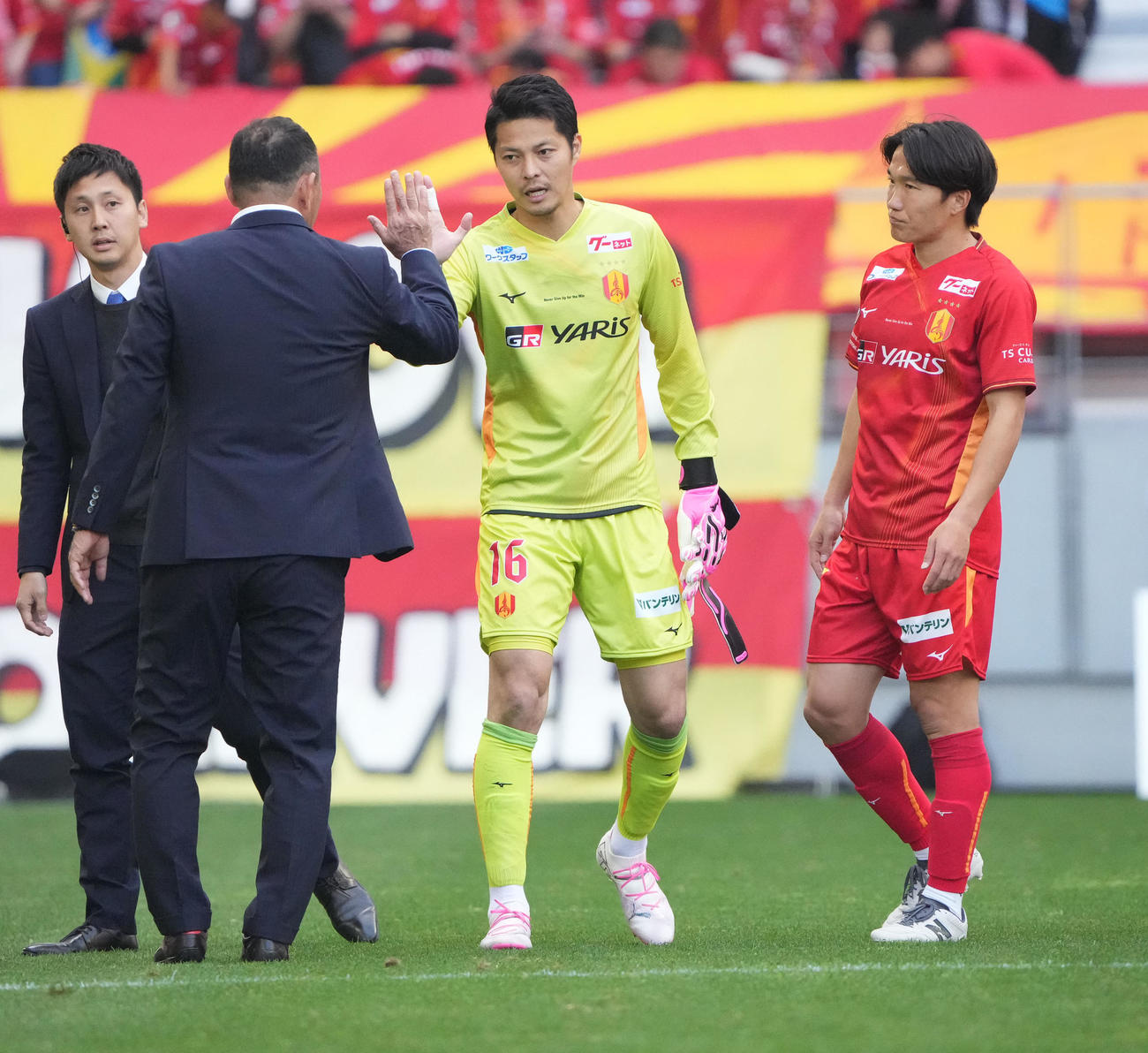 名古屋対福岡　試合終了、長谷川監督とタッチを交わす名古屋GK武田（右から2人目）（撮影・森本幸一）