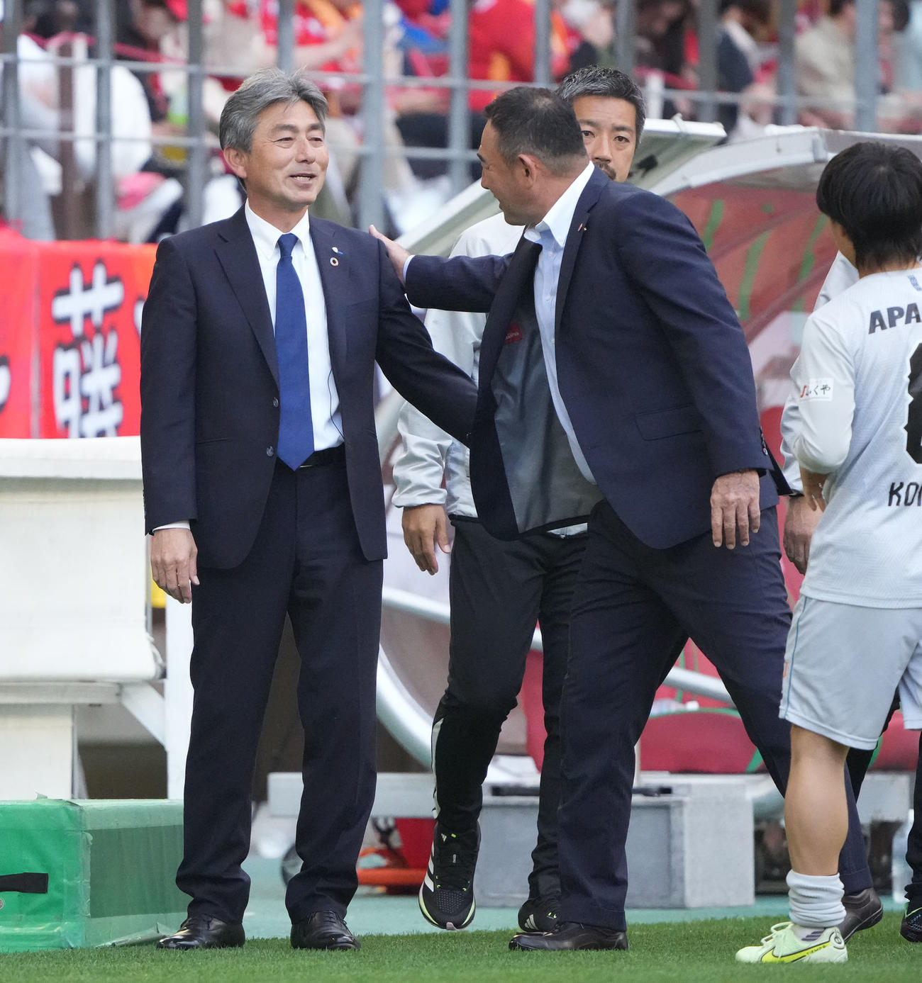 名古屋対福岡　試合終了、名古屋長谷川監督と言葉を交わす福岡長谷部監督（左）（撮影・森本幸一）