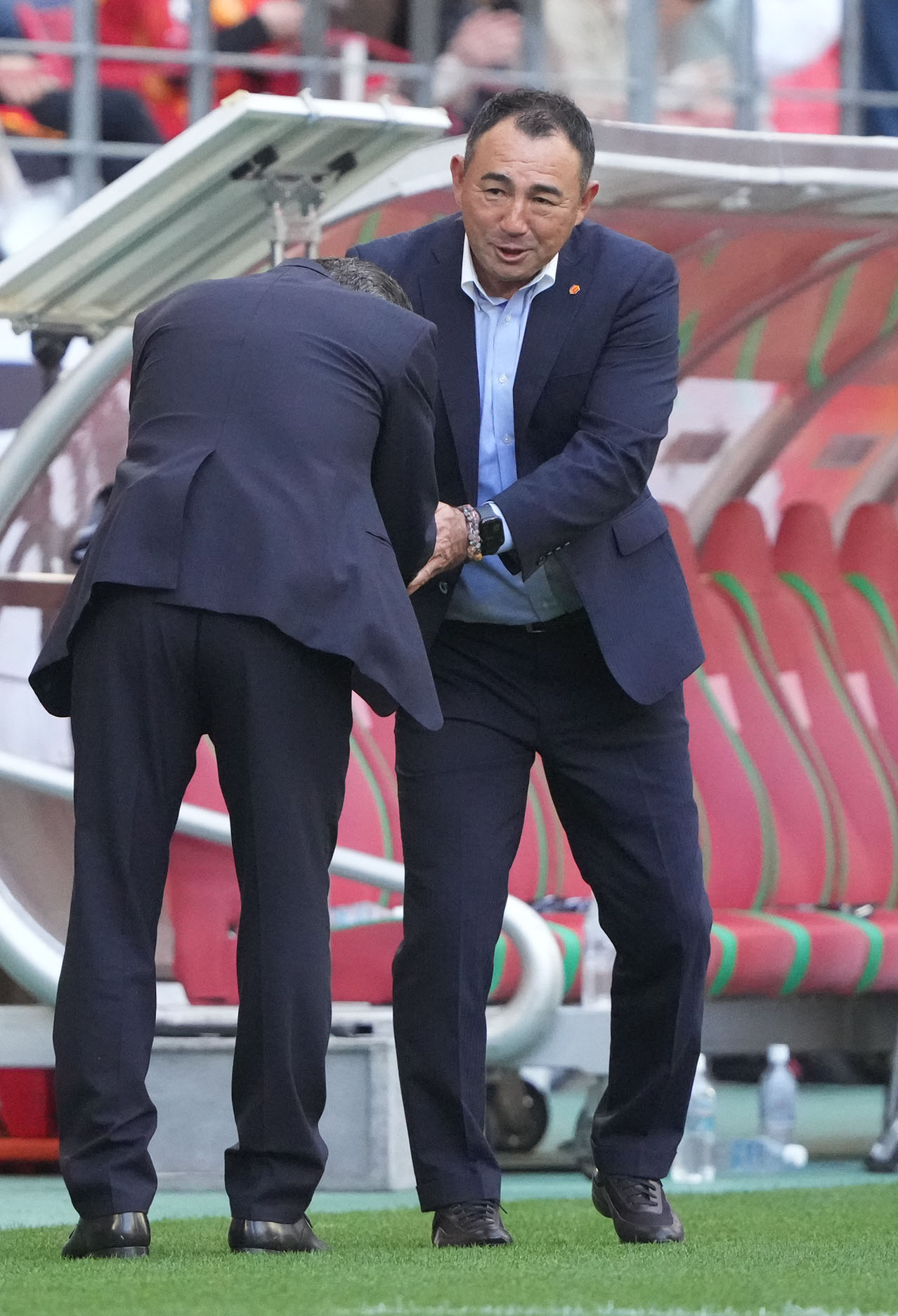 名古屋対福岡　試合終了、福岡長谷部監督と握手を交わす名古屋長谷川監督（右）（撮影・森本幸一）