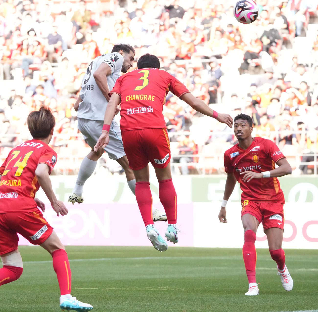 名古屋対福岡　前半、ヘディングシュートを放つ福岡ザヘディ（左から2人目）（撮影・森本幸一）