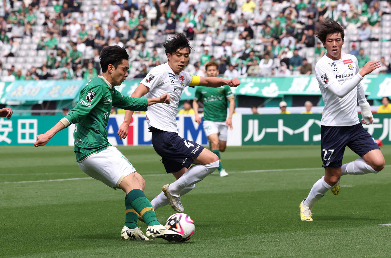 東京V対柏　前半、右足を振り抜いて先制ゴールを決める東京V山田楓（左）（撮影・丹羽敏通）