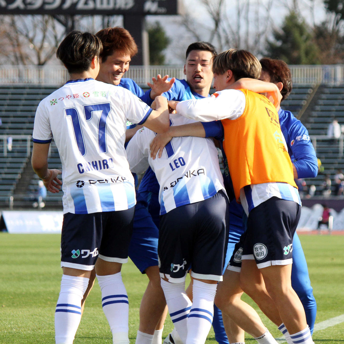 鹿児島戦の後半終了間際、ゴールを決めた高江（背中中央）に手荒い祝福をする山形イレブン（撮影・木村有優）