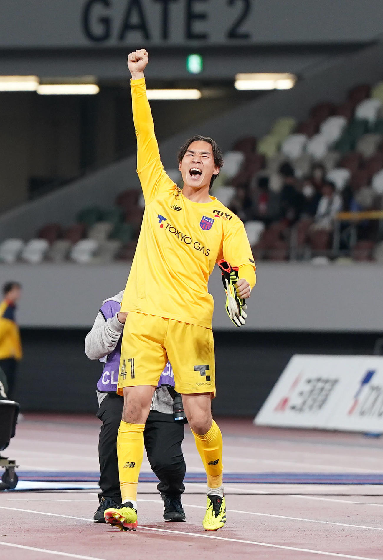 東京対鹿島　試合後、サポーターに向かってシャーをする東京GK野沢大（撮影・狩俣裕三）
