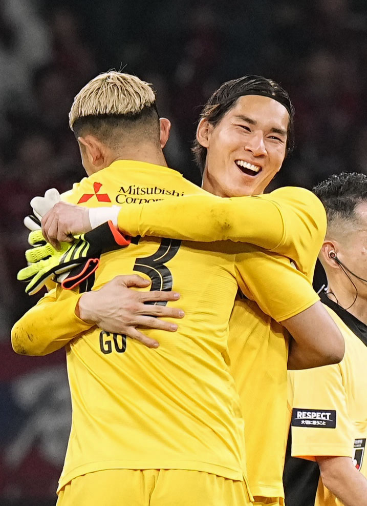 鹿島に勝利し、笑顔を見せる東京GK野沢大（共同）