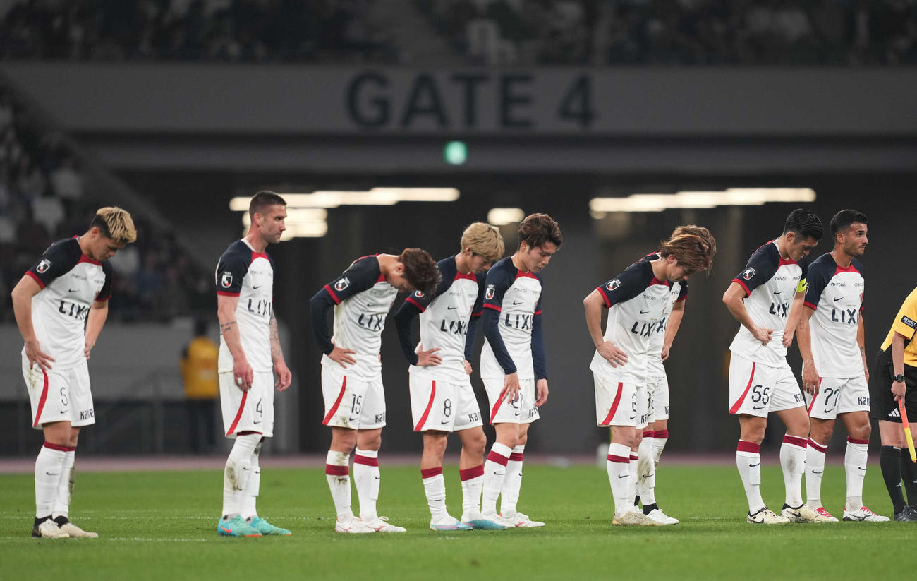 東京対鹿島　試合後、疲れた表情であいさつする鹿島イレブン（撮影・狩俣裕三）