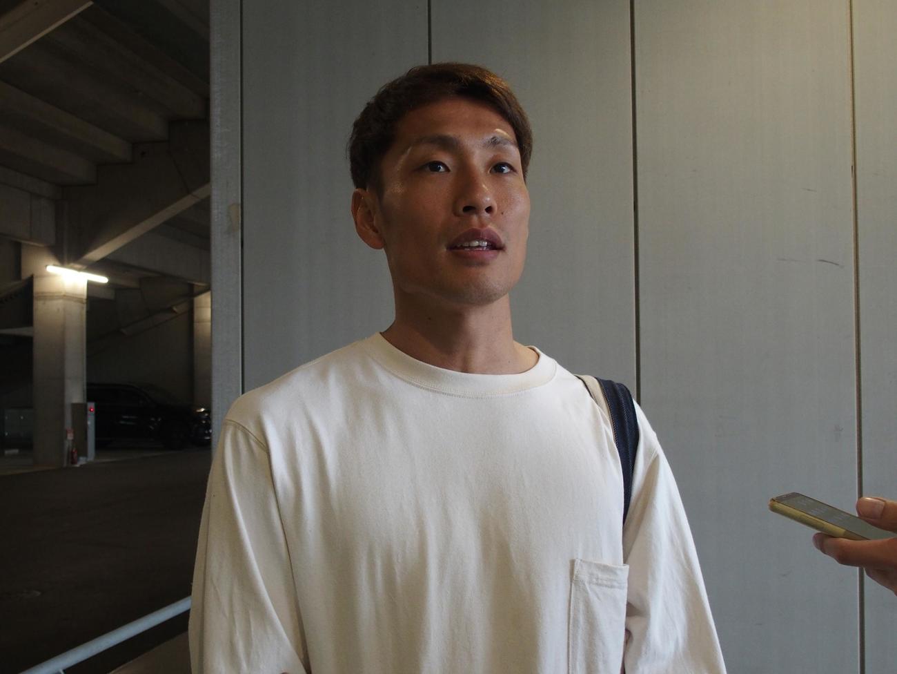 非公開練習後に取材対応するG大阪GK一森純（撮影・永田淳）