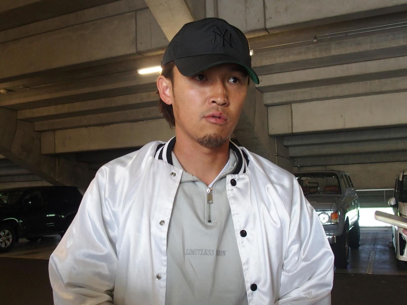 非公開練習後に取材対応するG大阪FW宇佐美貴史（撮影・永田淳）