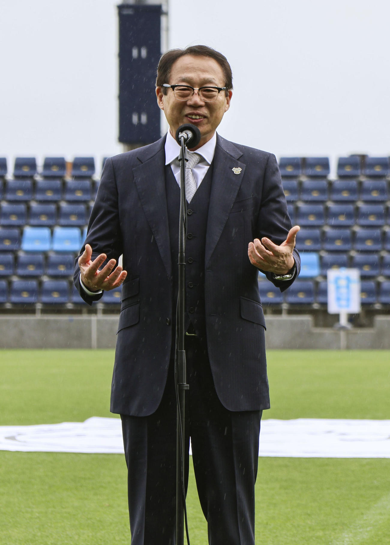 FC今治高里山校の入学式で式辞を述べる岡田武史学園長（共同）