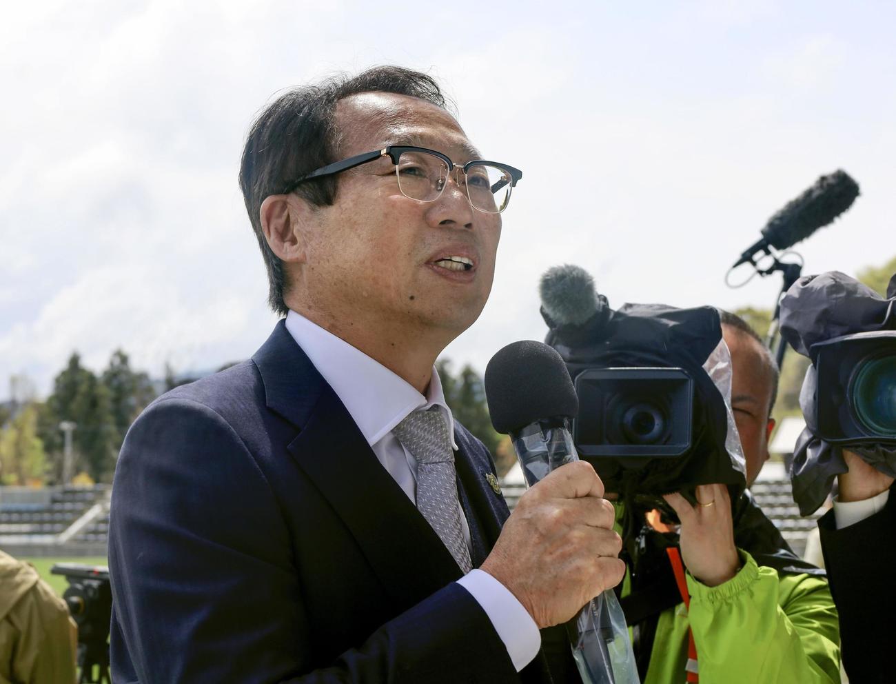 FC今治高里山校の入学式で、保護者に向かってあいさつする岡田武史学園長（共同）