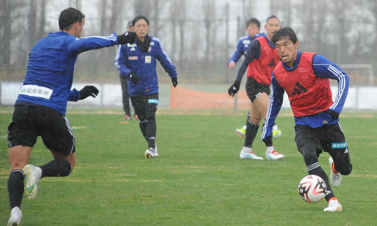 ボールを追う鈴木（右）（9日撮影）