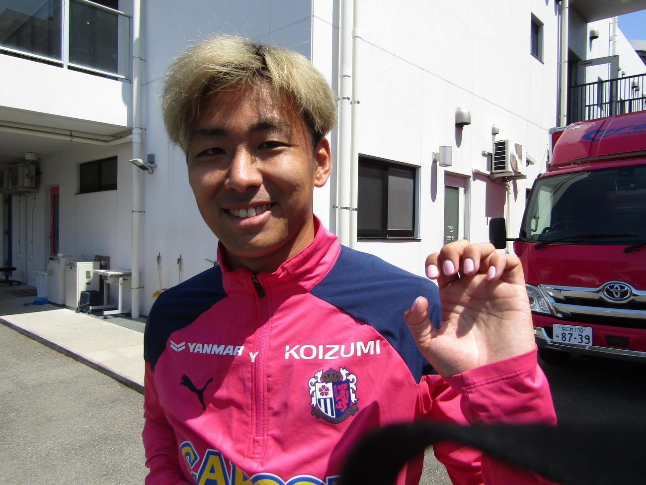 桜色のネイルを披露するC大阪舩木