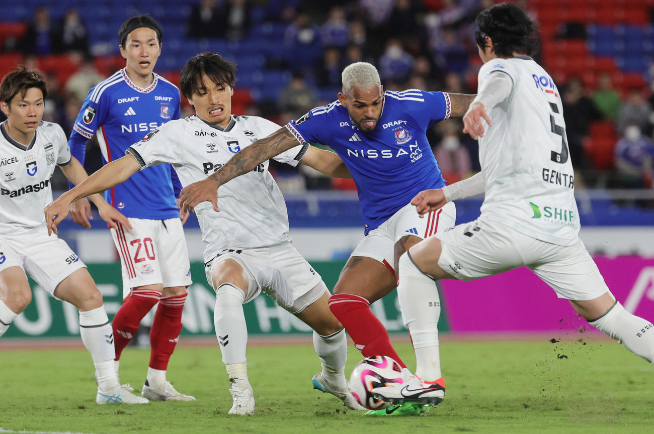 横浜対G大阪　後半、先制ゴールを決める横浜Aロペス（右から2人目）（撮影・野上伸悟）