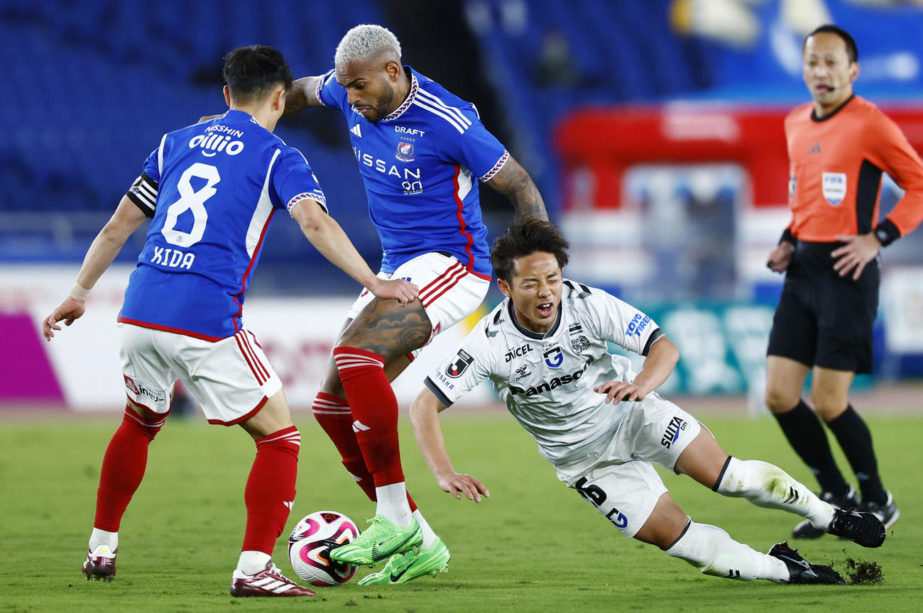 前半、激しく競り合うG大阪鈴木（右）と横浜アンデルソン・ロペス（中央）ら（共同）