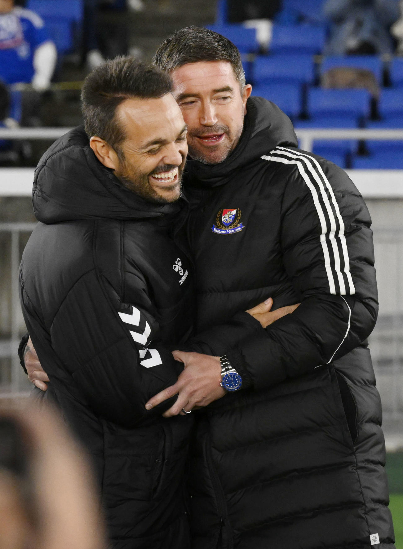 試合開始前、笑顔であいさつを交わすG大阪ポヤトス監督（左）と横浜キューウェル監督（共同）