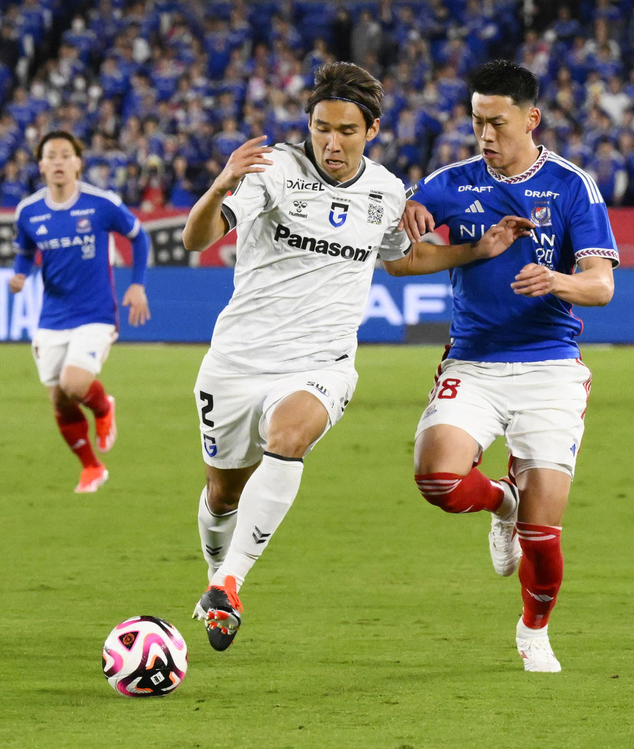 横浜対G大阪　前半、横浜村上（右）と競り合うG大阪福岡（共同）