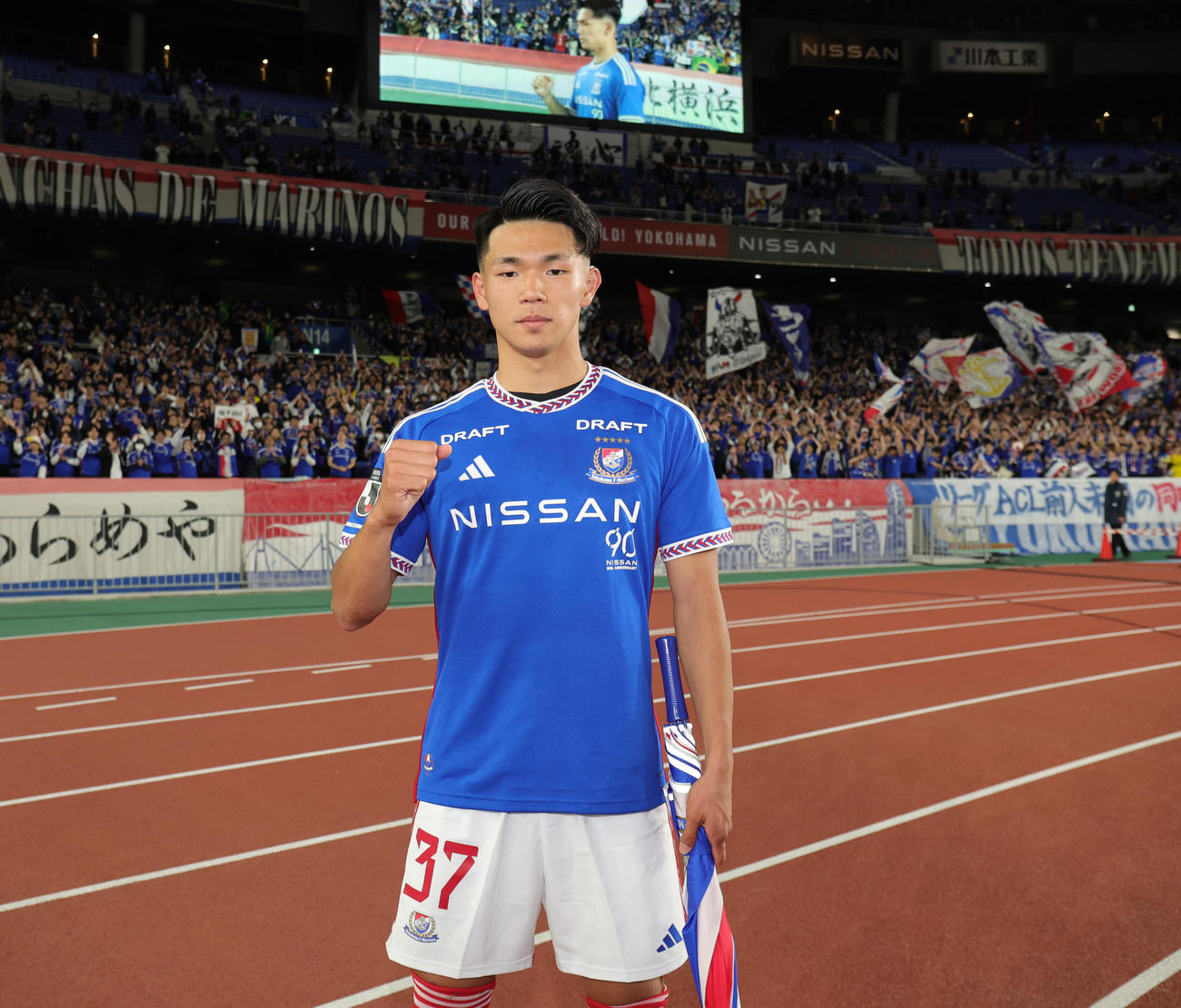 横浜対G大阪　リーグ戦デビューを果たしガッツポーズの横浜塩貝（撮影・野上伸悟）
