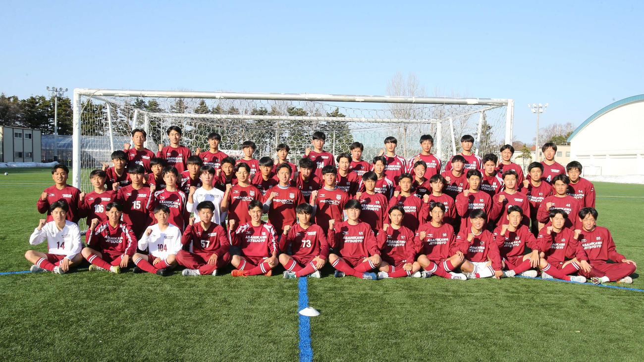 旭川実高イレブンは、全員が1年でのプレミアリーグ復帰を誓った（撮影・中島洋尚）