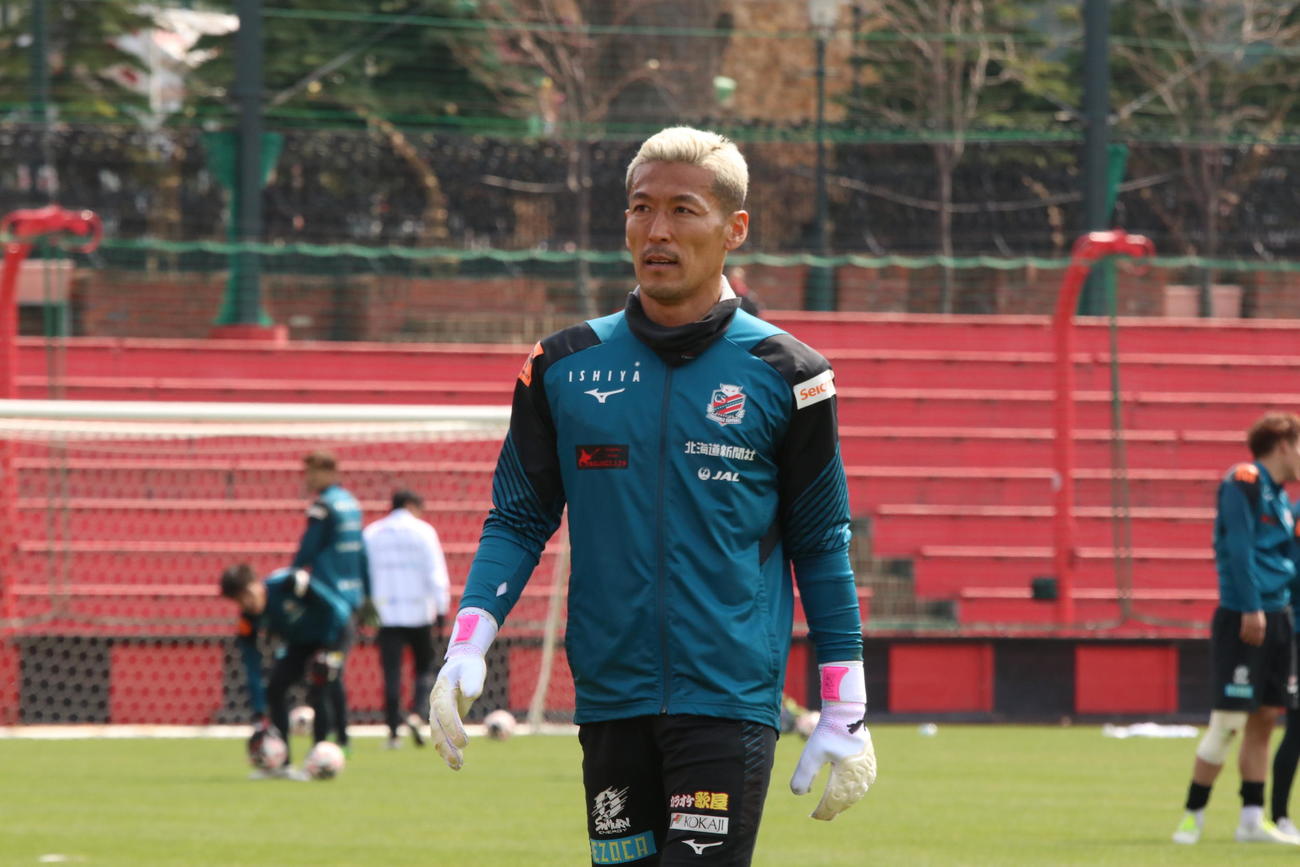新潟戦に向けた練習を終え、クラブハウスへ戻る札幌菅野（撮影・保坂果那）