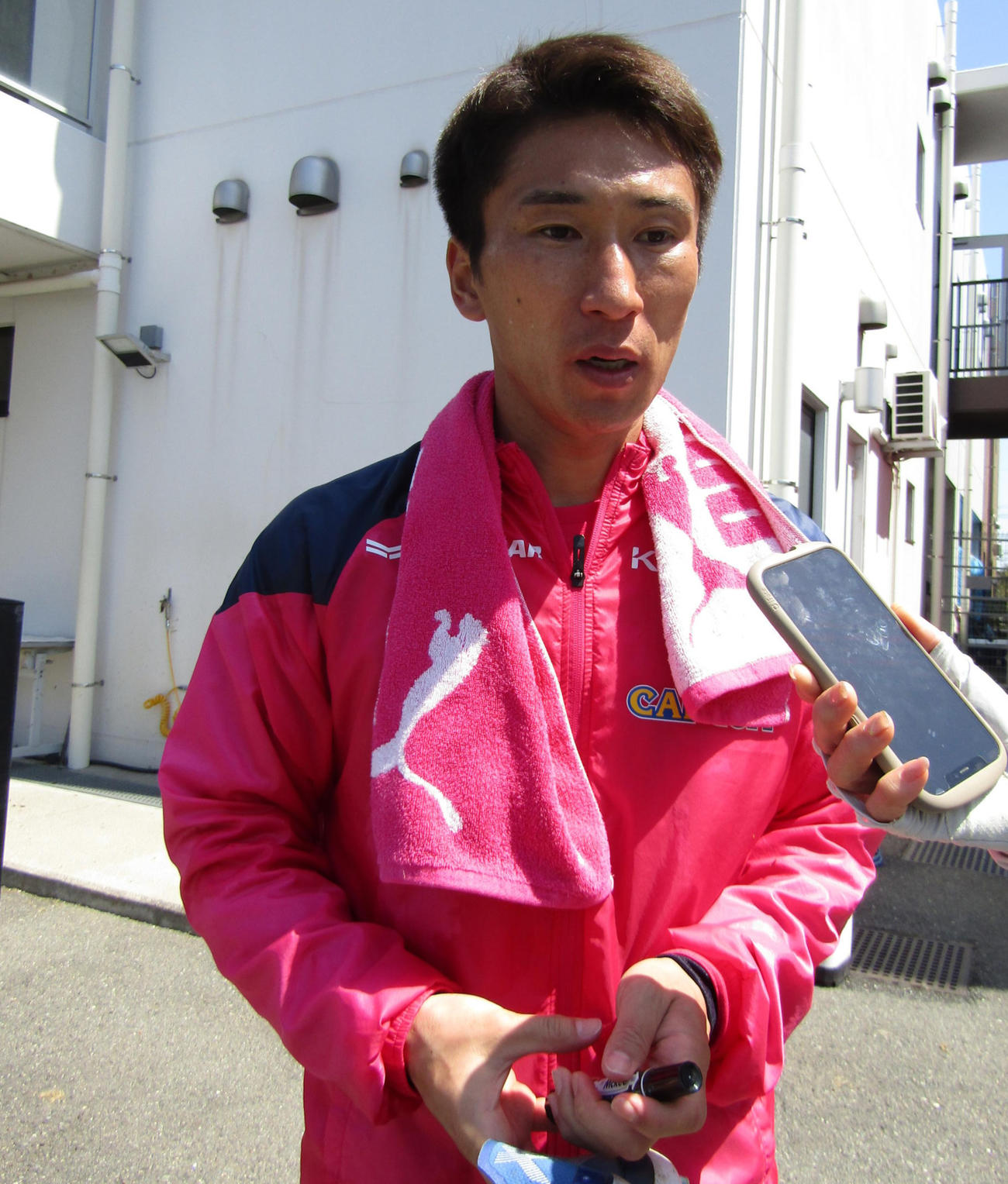 取材に応じるC大阪奥埜