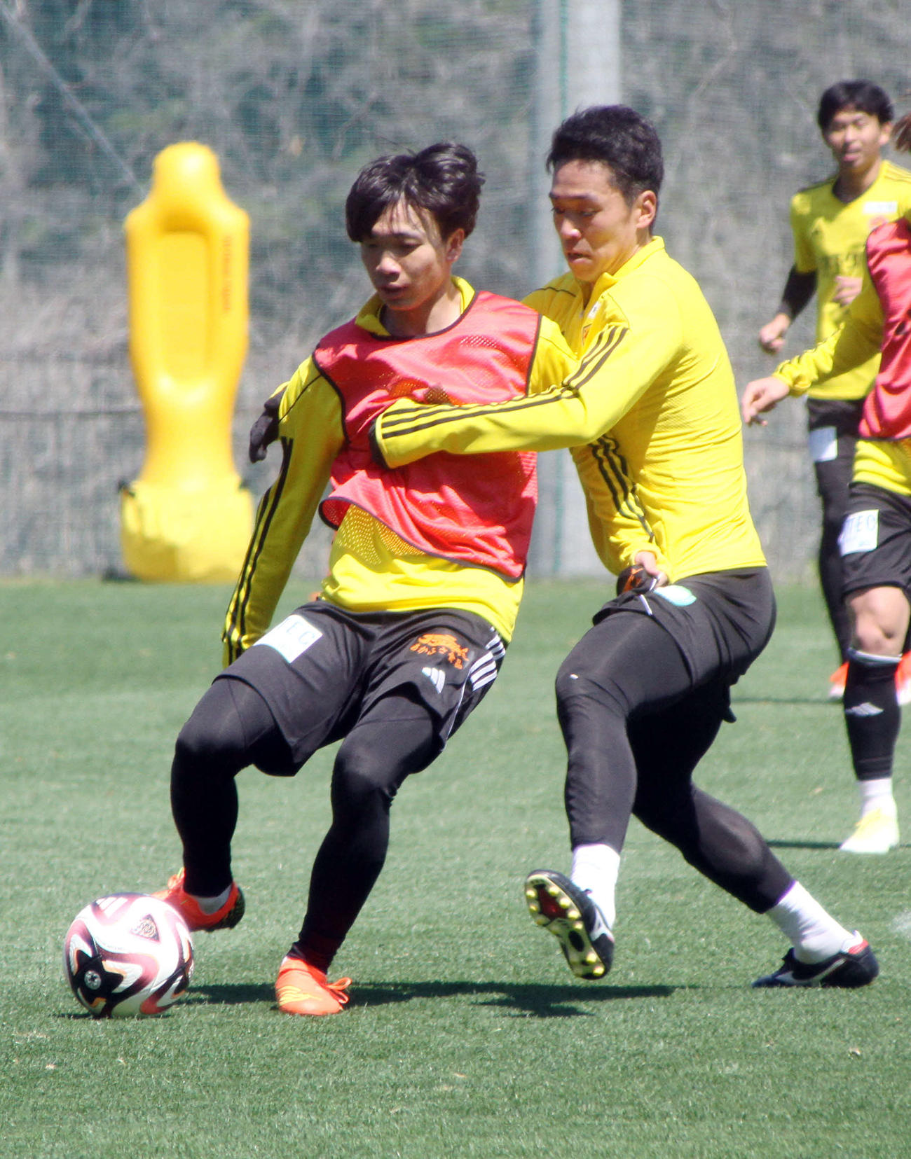 山形との「みちのくダービー」に向けて調整を行う仙台鎌田（左）（2024年4月10日撮影）