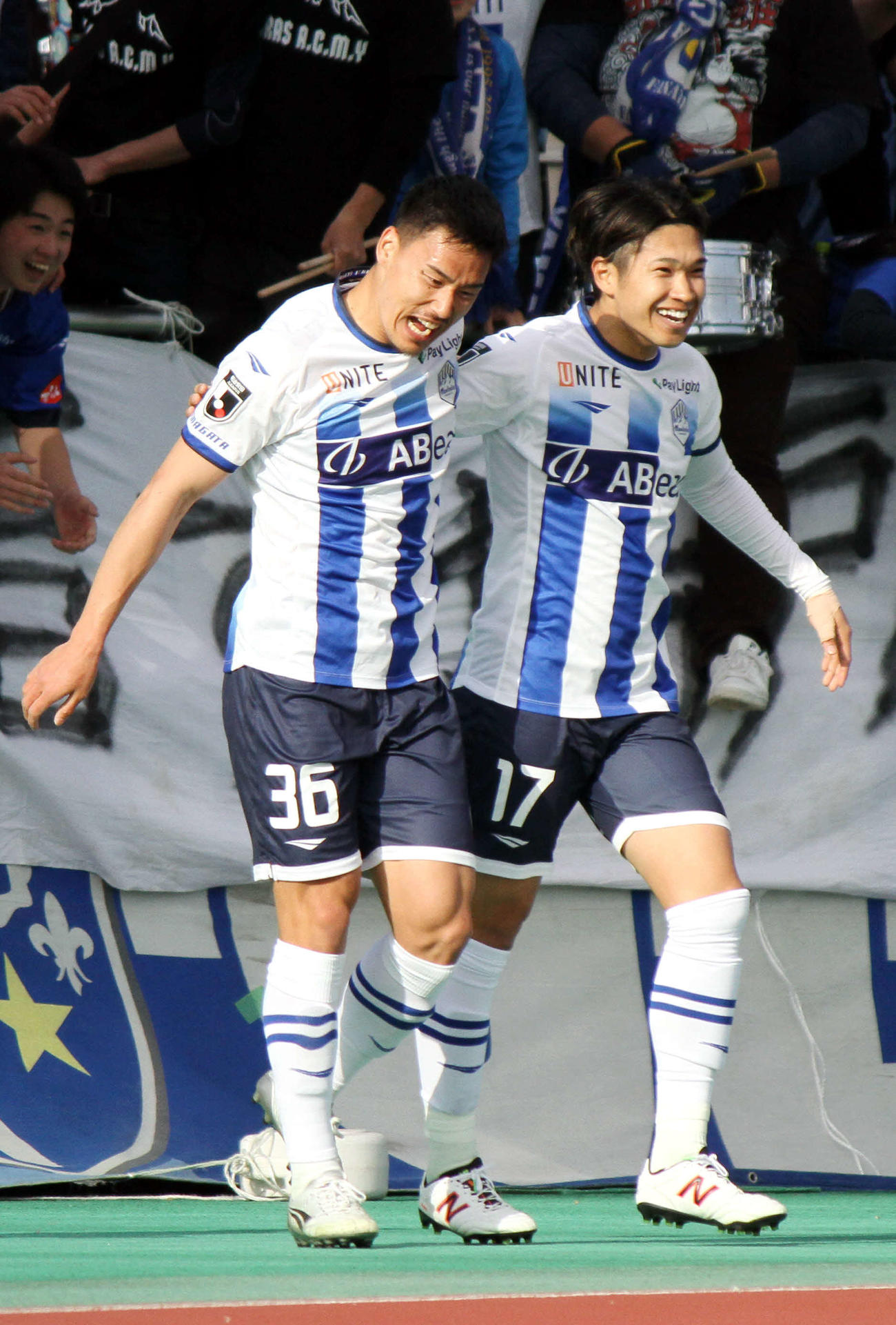 仲間のゴールを祝福する山形加藤（右）（2024年3月30日撮影）