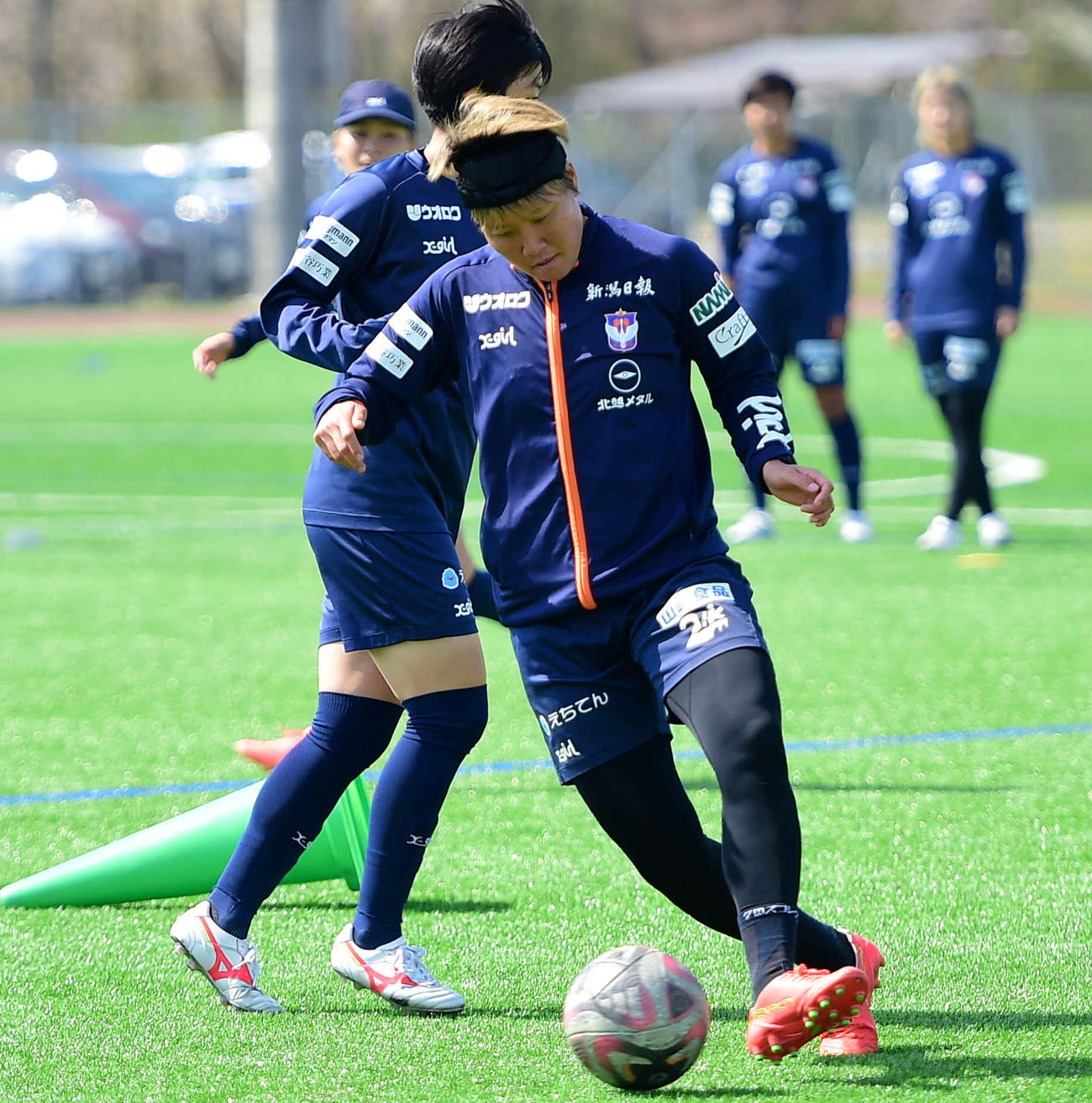 パスを出す新潟レディース道上