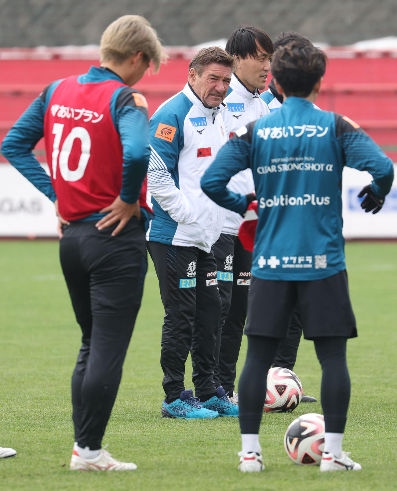 練習後、選手たちに話す札幌ペトロヴィッチ監督（中央）（撮影・佐藤翔太）