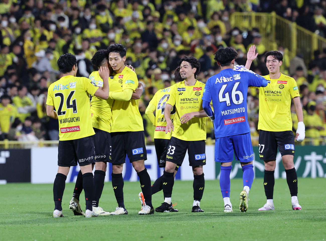 柏対浦和　勝利し喜ぶ柏の選手たち（撮影・鈴木正人）