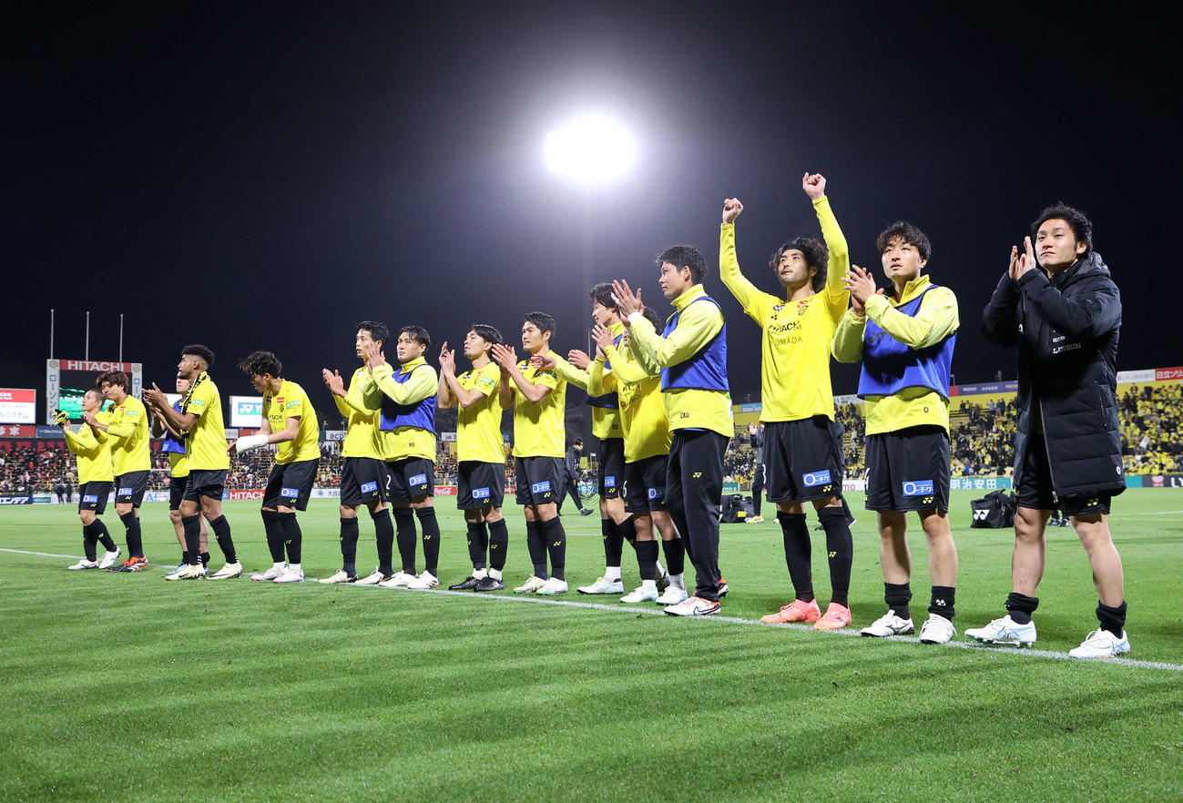柏対浦和　勝利しサポーターにあいさつする柏の選手たち（撮影・鈴木正人）