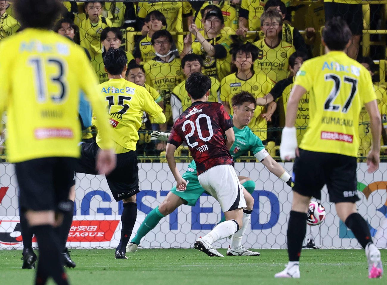 柏対浦和　後半、ゴールを決める柏木下（左から2人目）（撮影・鈴木正人）