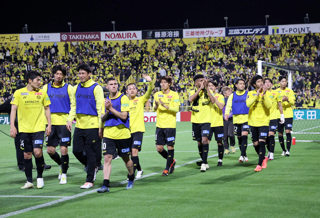 柏対浦和　勝利しサポーターにあいさつする柏の選手たち（撮影・鈴木正人）