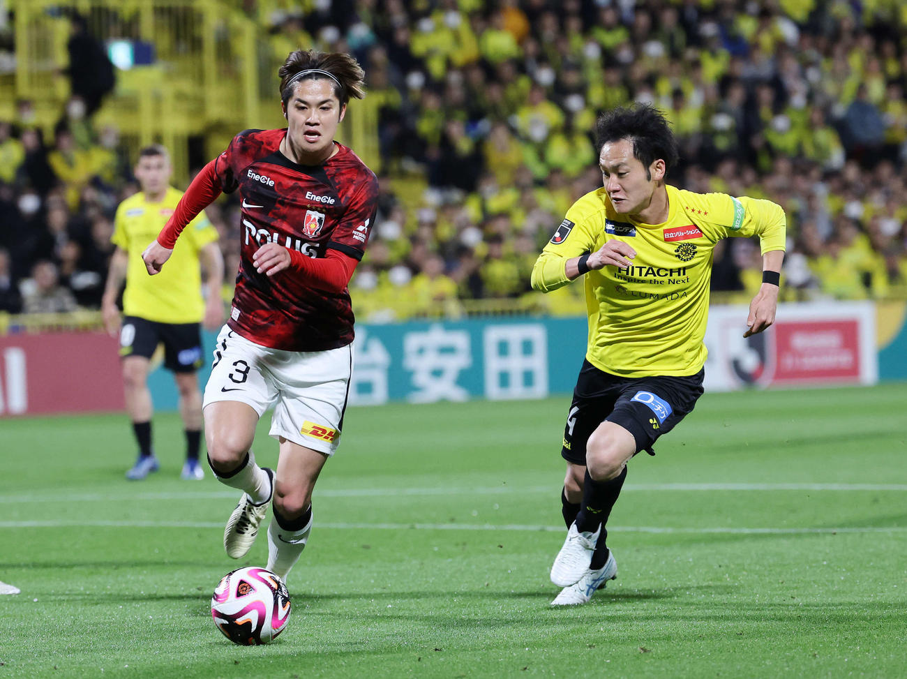柏対浦和　前半、競り合う浦和伊藤（左）と柏小屋松（撮影・鈴木正人）