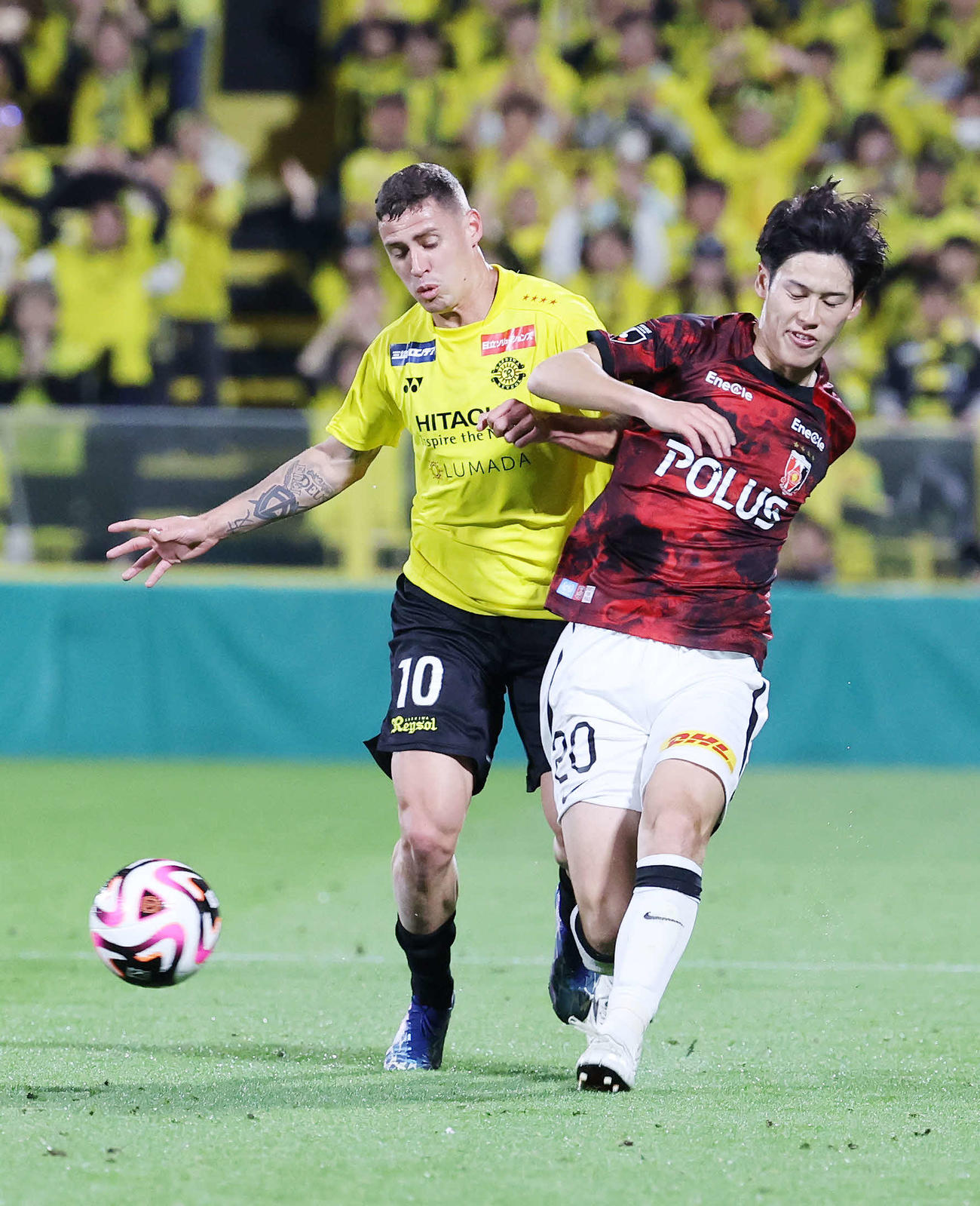 柏対浦和　前半、競り合う柏サヴィオ（左）と浦和佐藤（撮影・鈴木正人）