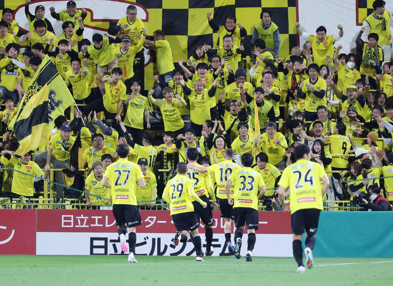 柏対浦和　後半、得点を挙げた選手を喜び迎える柏サポーター（撮影・鈴木正人）