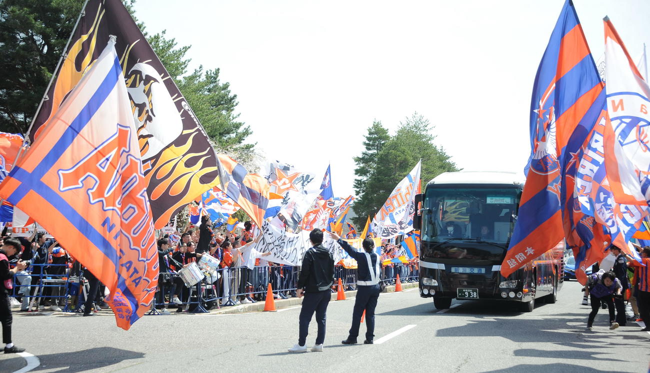キックオフ2時間前、選手を乗せたバスに声援を送る新潟サポーター