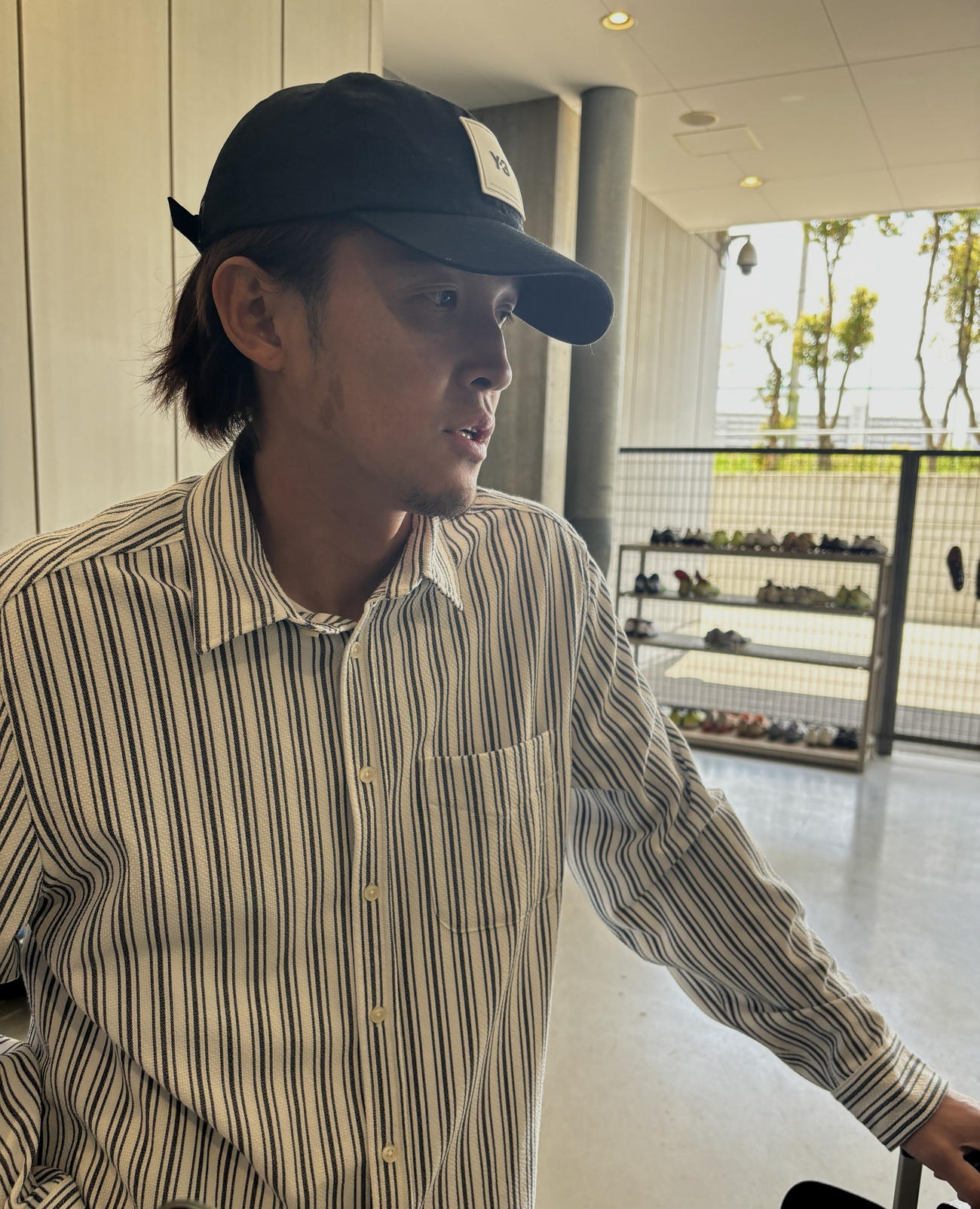 非公開練習後に取材対応するG大阪FW宇佐美貴史（撮影・永田淳）