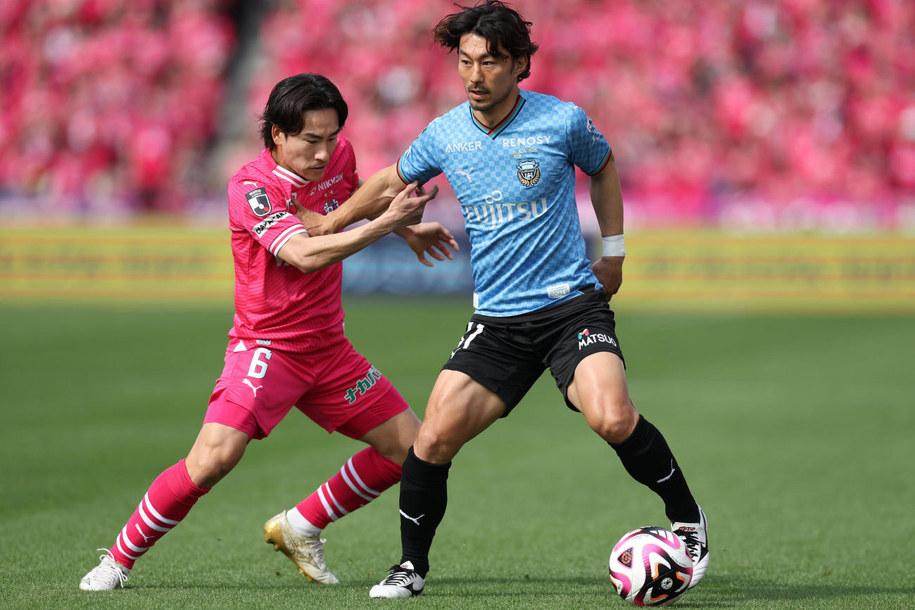 C大阪対川崎F　前半、ボールをキープする川崎F家長。左はマークするC大阪登里（撮影・前田充）