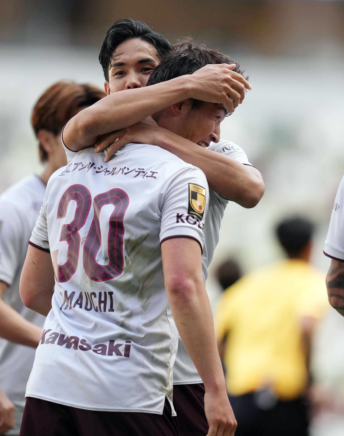 町田対神戸　前半、先制ゴールを決め。神戸武藤（後方）に祝福される山内（撮影・狩俣裕三）