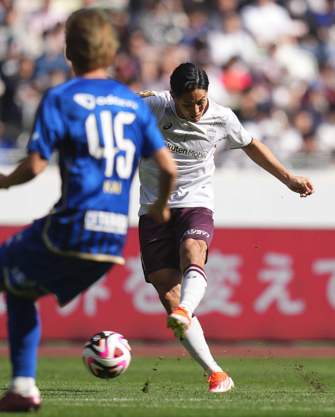 町田対神戸　前半、シュートを放つ神戸武藤（撮影・狩俣裕三）